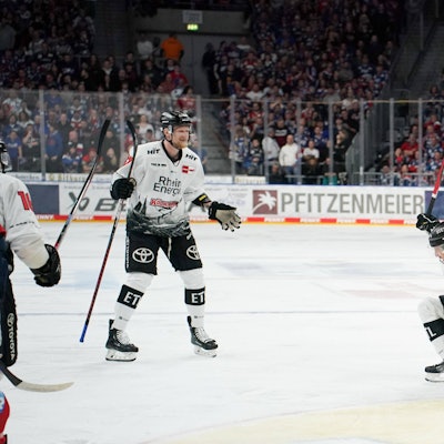 David Mcintyre feiert seinen Treffen gegen die Adler Mannheim.
