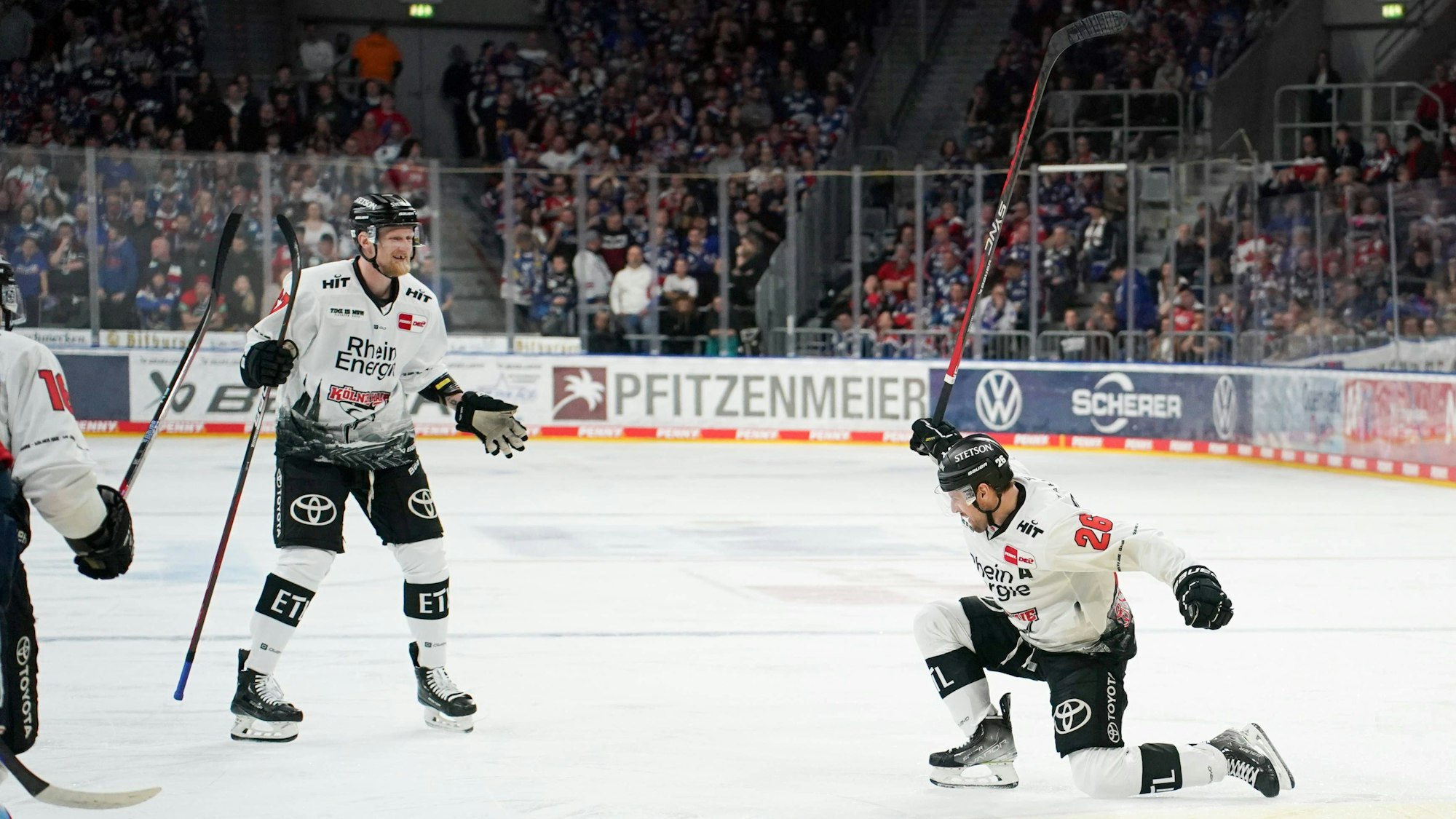 David Mcintyre feiert seinen Treffen gegen die Adler Mannheim.