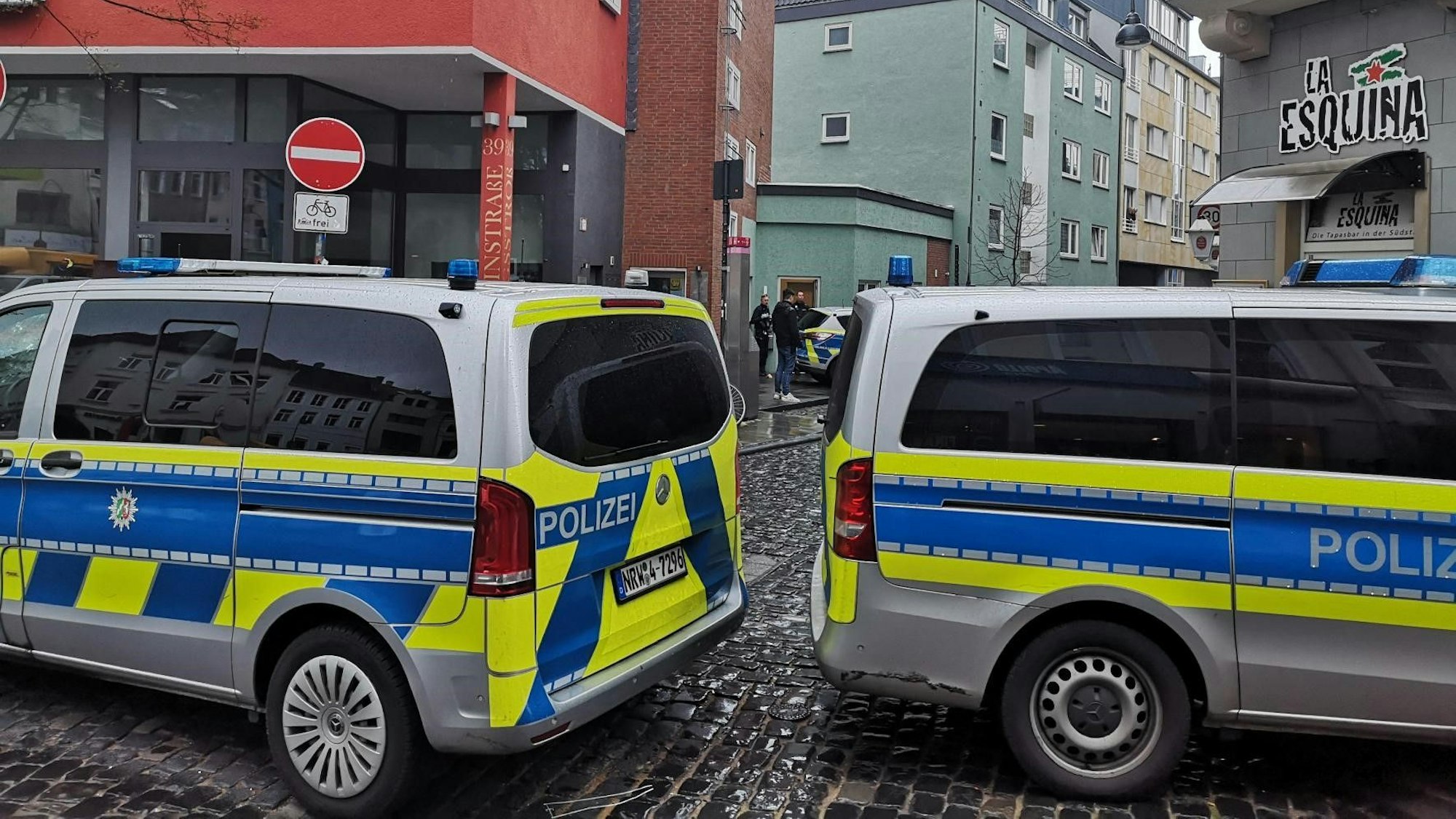 Polizeiwagen stehen auf der Severinstraße.