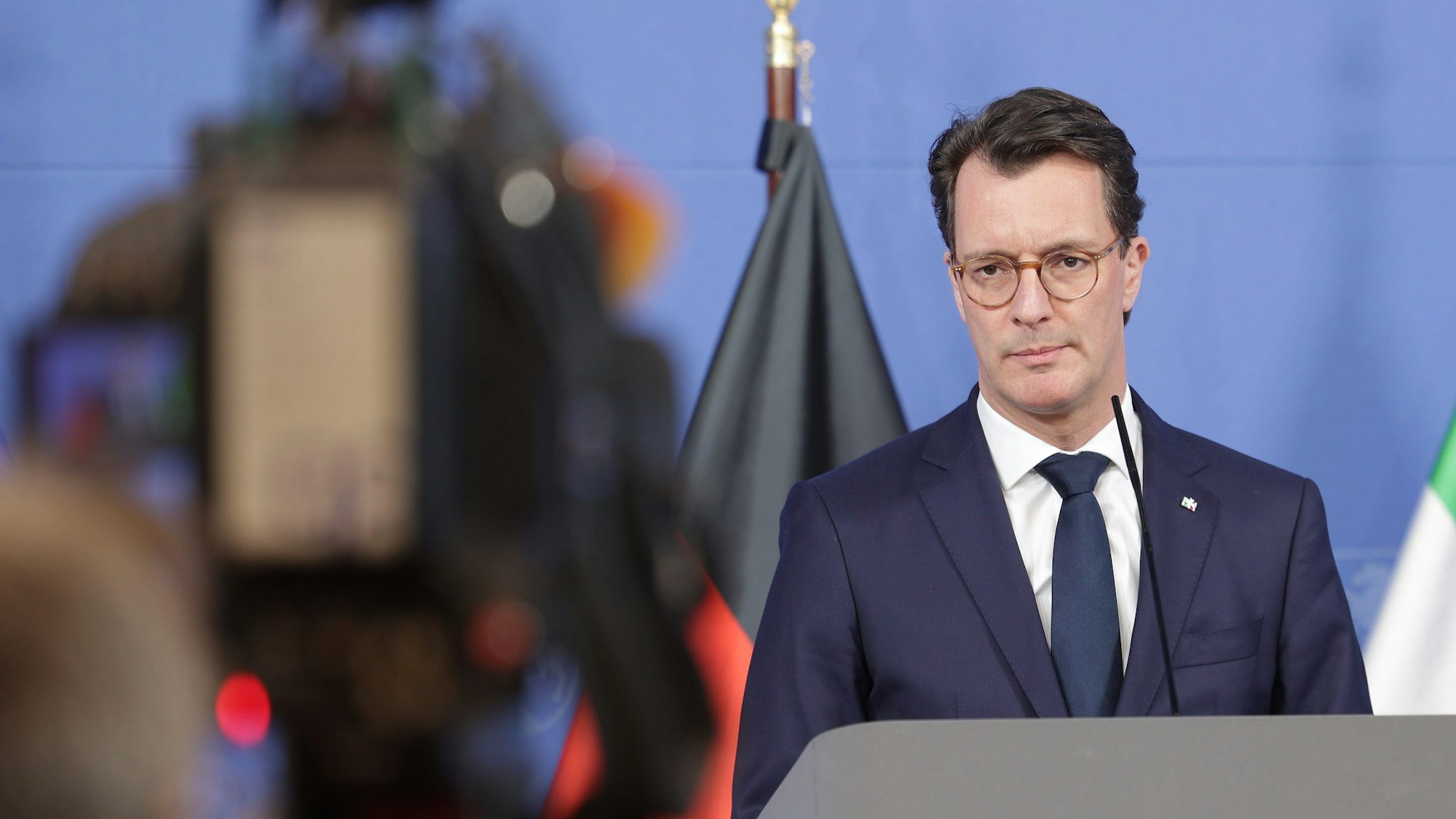 Hendrik Wüst (CDU), Ministerpräsident von Nordrhein-Westfalen, gibt vor der Presse ein Statement ab.