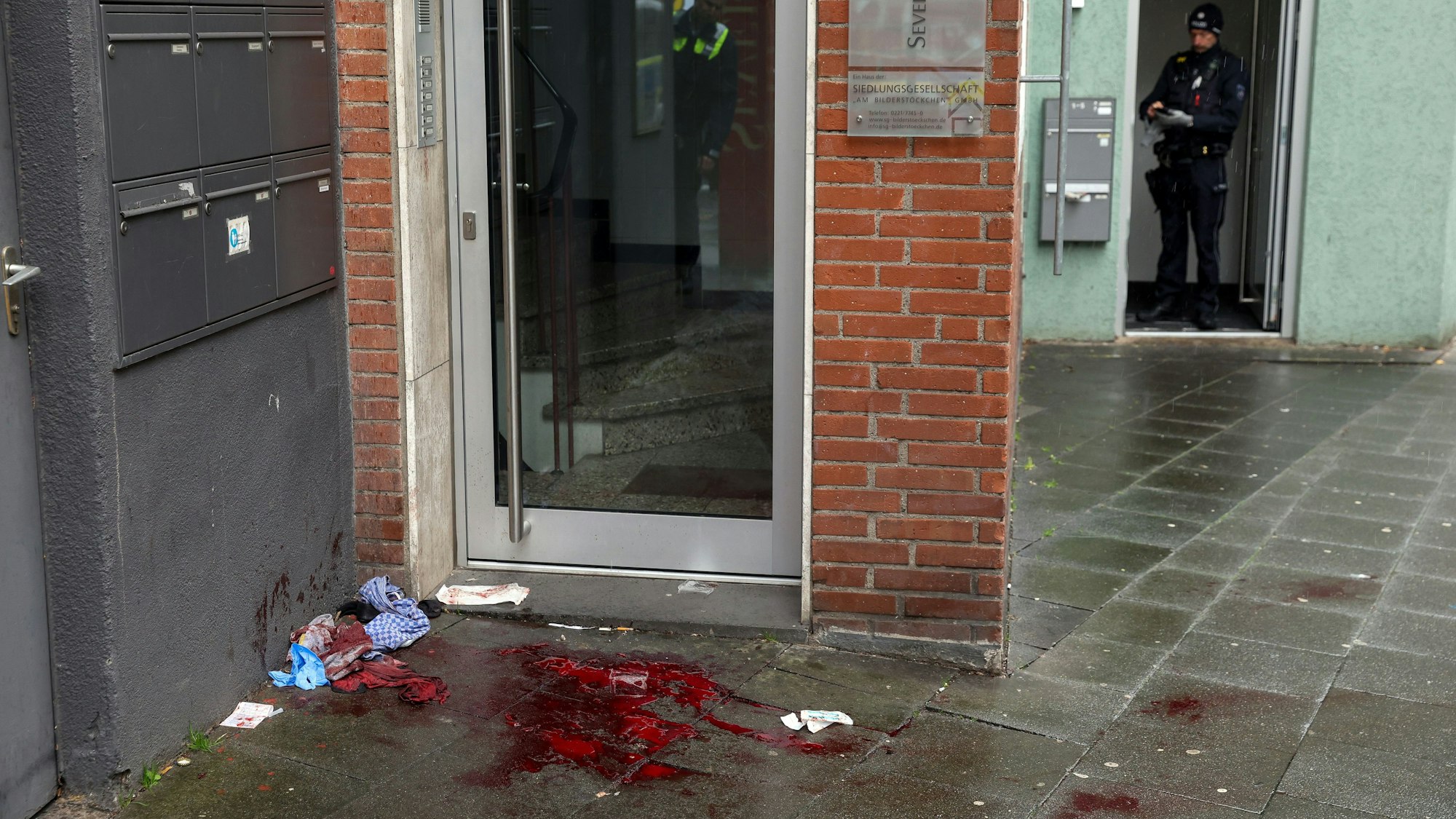 Blutspuren am Hauseingang. Hier eskalierte der Streit der beiden Männer.