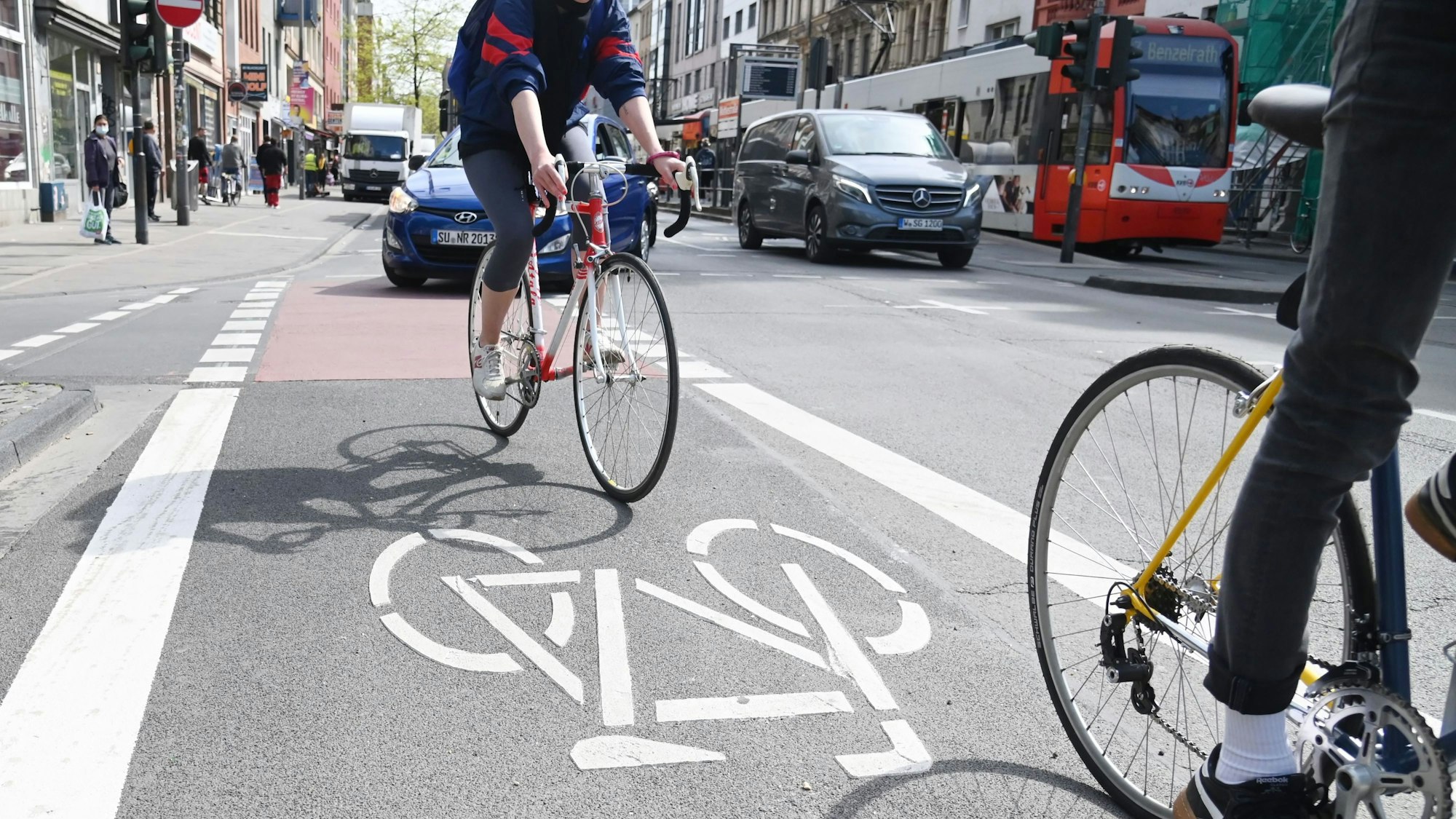 Das Bild zeigt einen Radweg mit zwei Radfahrern.