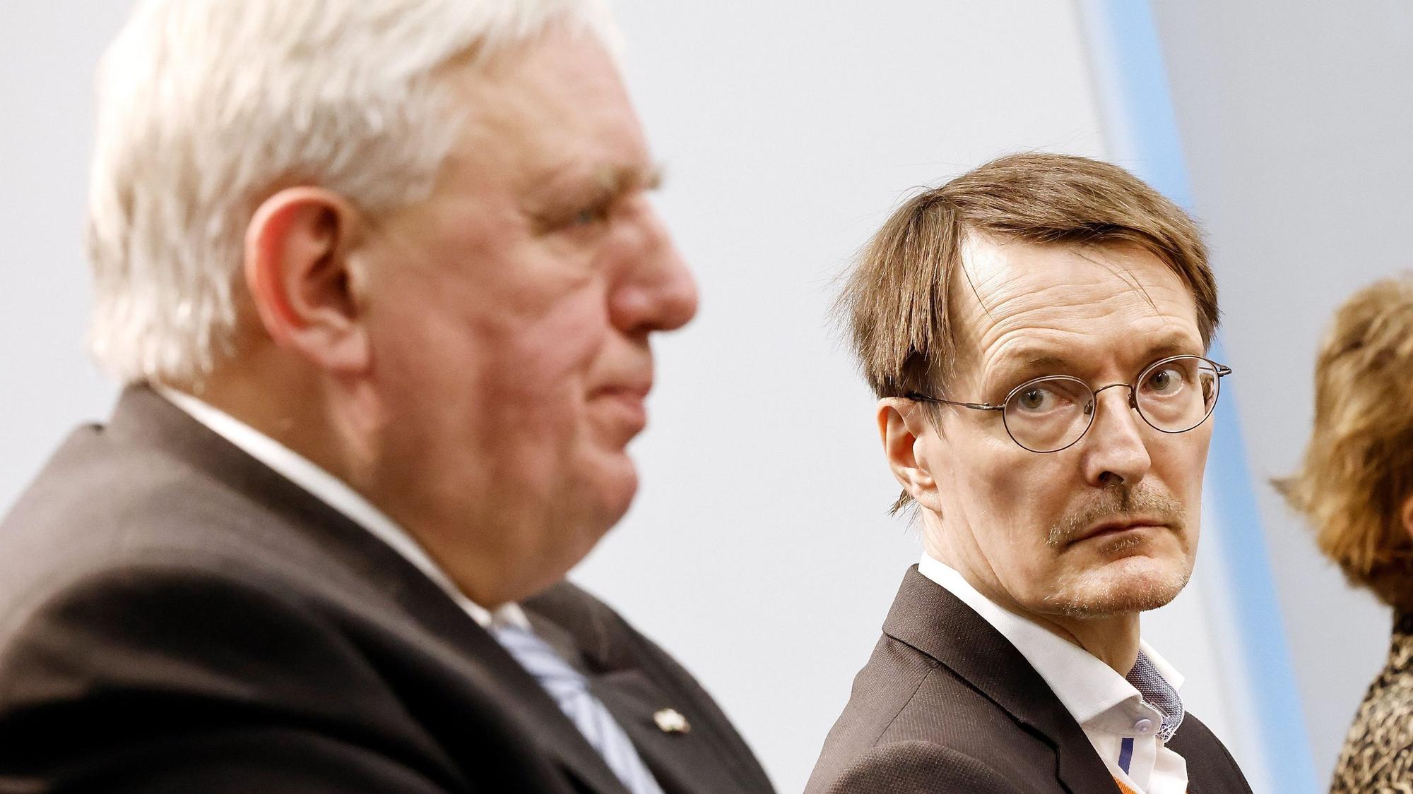 Karl-Josef Laumann (CDU), Minister für Arbeit, Gesundheit und Soziales des Landes Nordrhein-Westfalen, und Karl Lauterbach (SPD), Bundesminister für Gesundheit.