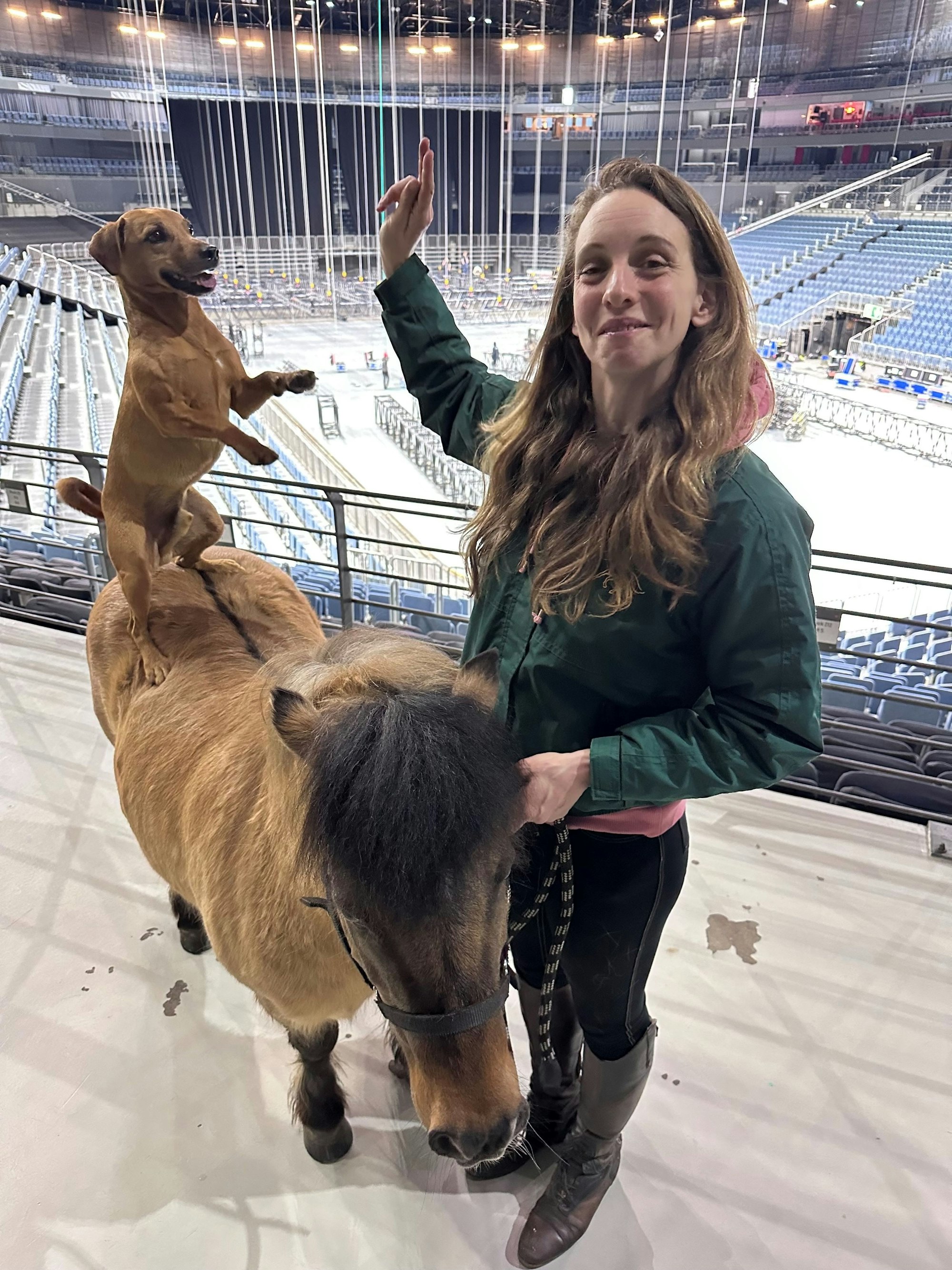 14.03.2023, Köln: cavalluna, pferdeshow in der Lanxess-Arena. Emma tytherleigh mit Hund Cowboy und Pony Rocko