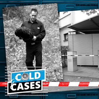 Eine Collage zeigt ein Fahndungsplakat, mit dem die Polizei die Eltern eines ausgesetzten Säuglings sucht, die Moses-Babyklappe in Köln-Bilderstöckchen und einen Bestatter, der einen toten Säugling aus einem Gebüsch in Köln-Mülheim trägt.