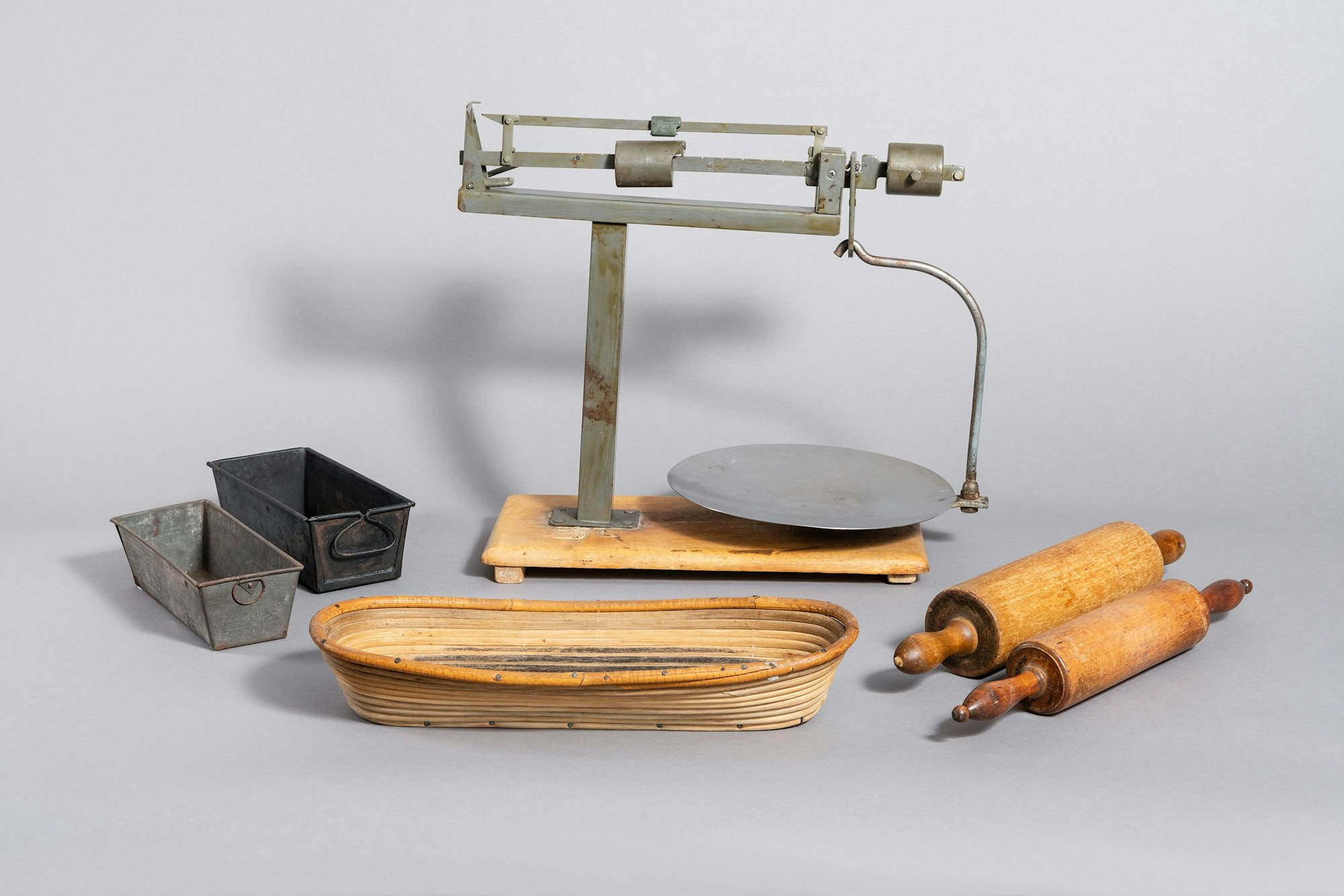 Teigwaage, Kastenbackformen, Gärkorb, Teigroller - auch der Bäcker-Beruf stirbt aus.