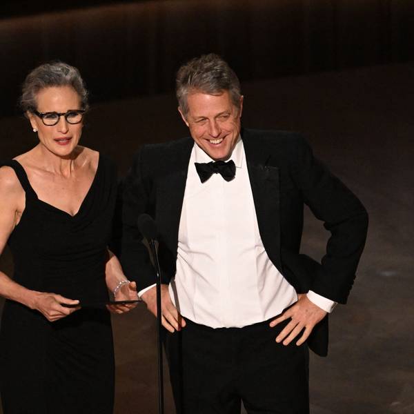 Die US-Schauspielerin Andie MacDowell (l.) und der englische Schauspieler Hugh Grant sprechen auf der Bühne während der 95. jährlichen Oscar-Verleihung im Dolby Theatre in Hollywood, Kalifornien, am 12. März 2023.