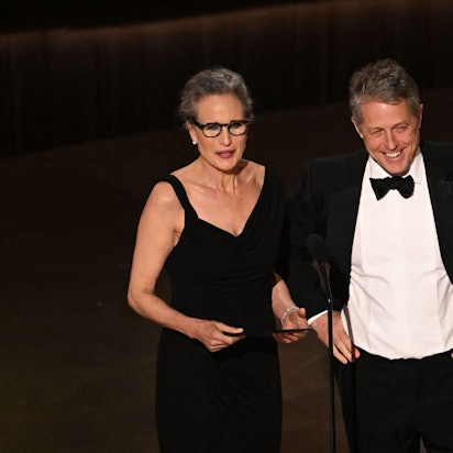Die US-Schauspielerin Andie MacDowell (l.) und der englische Schauspieler Hugh Grant sprechen auf der Bühne während der 95. jährlichen Oscar-Verleihung im Dolby Theatre in Hollywood, Kalifornien, am 12. März 2023.