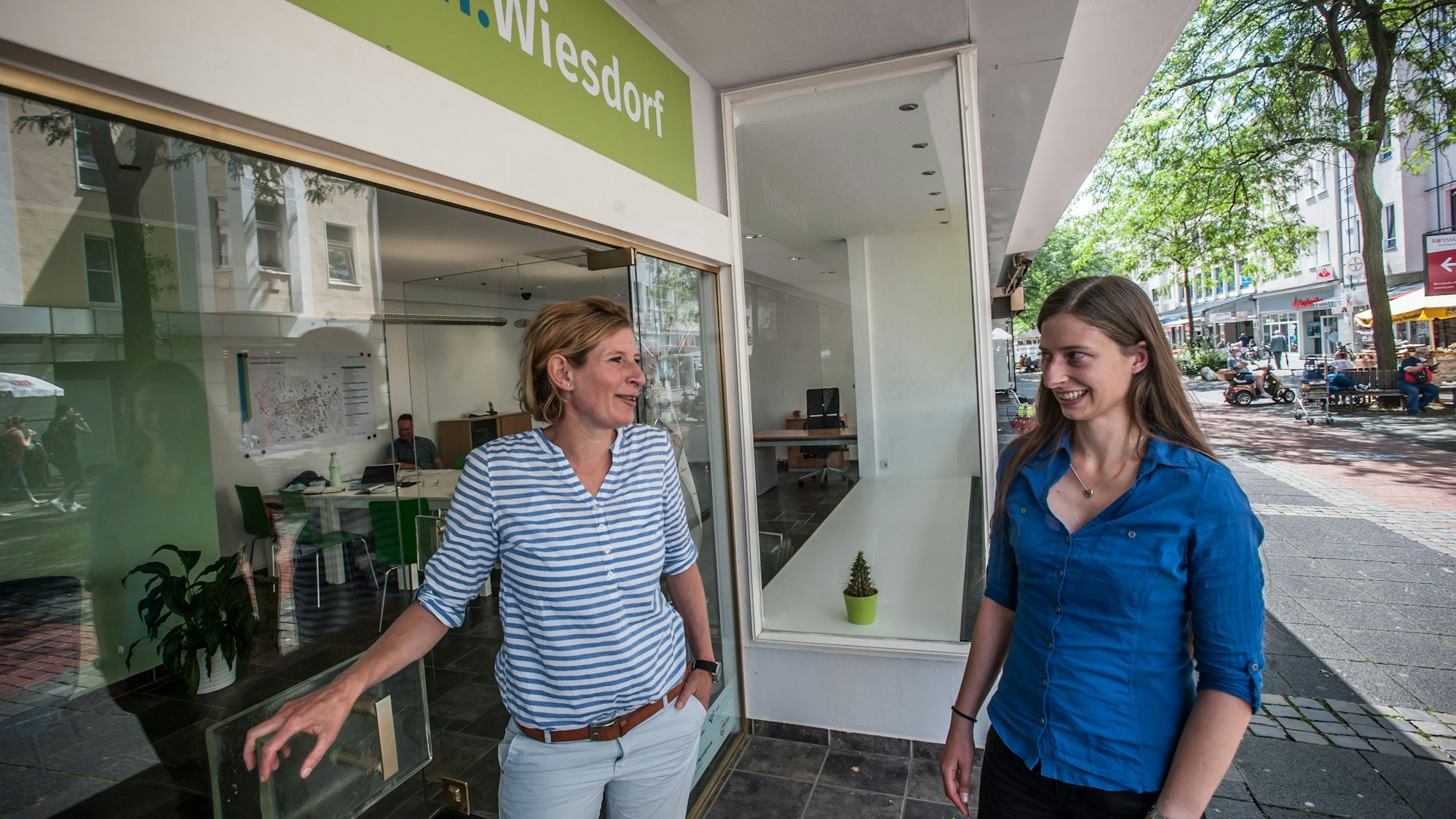 Vor dem Stadtteilbüro Wiesdorf stehen Silke de Roode und Stefanie Zanger