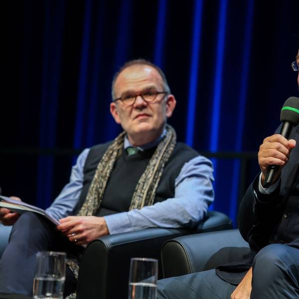 Generalmusikdirektor François-Xavier Roth (l.) und Intendant Hein Mulders (mit Mikrophon) bei der Pressekonferenz.