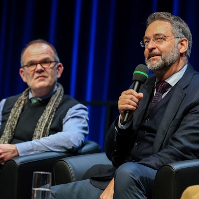 Generalmusikdirektor François-Xavier Roth (l.) und Intendant Hein Mulders (mit Mikrophon) bei der Pressekonferenz.
