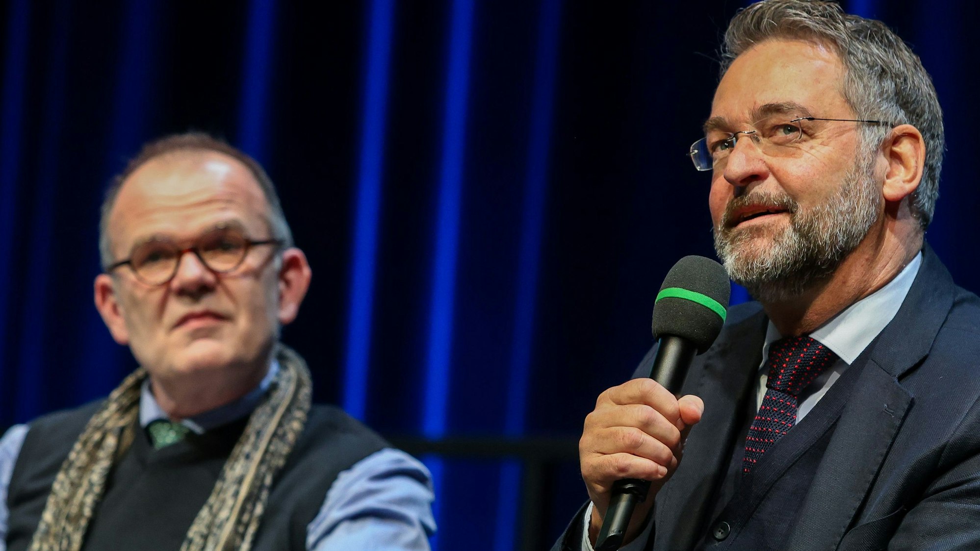 Generalmusikdirektor François-Xavier Roth (l.) und Intendant Hein Mulders (mit Mikrophon) bei der Pressekonferenz.