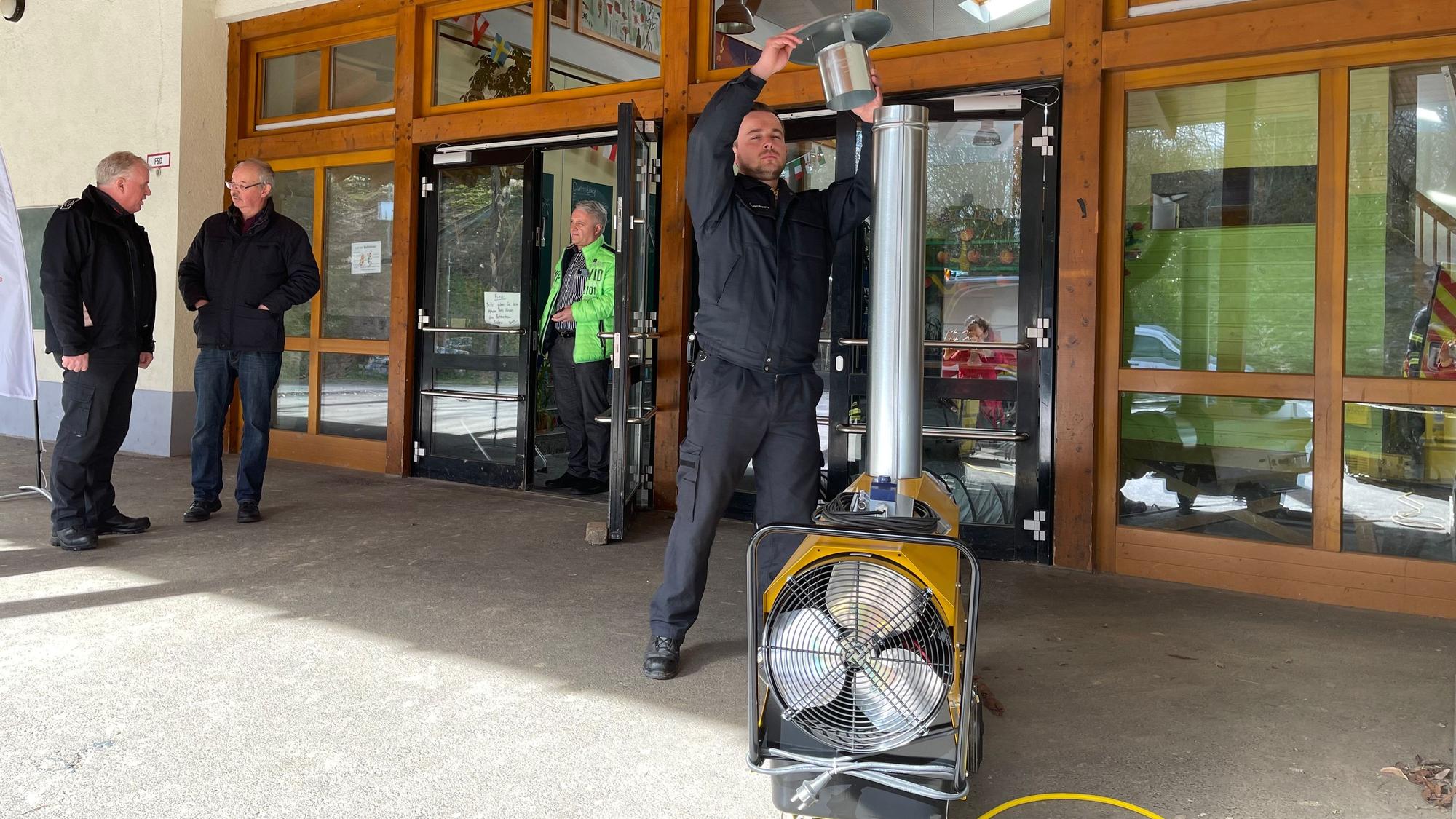 Ordnungsamtsleiter Hermann Neulen, Feuerwehrchef Jürgen Bensberg, Bürgermeister Rainer Viehof und die Erste Beigeordnete Iris Prinz-Klein waren mit den eingeteilten Mitarbeitern der Verwaltung und Feuerwehrleuten im Einsatz.