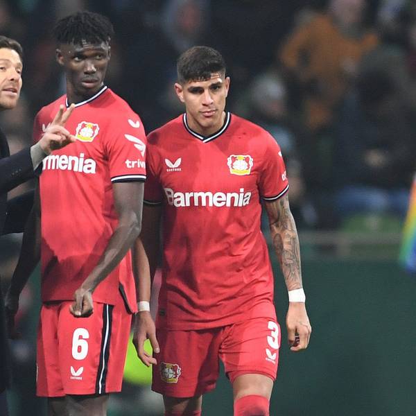 12.03.2023, Bremen: Fußball: Bundesliga, Werder Bremen - Bayer Leverkusen, 24. Spieltag, wohninvest Weserstadion. Leverkusens Trainer Xabi Alonso (l) spricht an der Seitenlinie mit Odilon Kossounou und Piero Hincapie (r). Foto: Carmen Jaspersen/dpa - WICHTIGER HINWEIS: Gemäß den Vorgaben der DFL Deutsche Fußball Liga bzw. des DFB Deutscher Fußball-Bund ist es untersagt, in dem Stadion und/oder vom Spiel angefertigte Fotoaufnahmen in Form von Sequenzbildern und/oder videoähnlichen Fotostrecken zu verwerten bzw. verwerten zu lassen. +++ dpa-Bildfunk +++