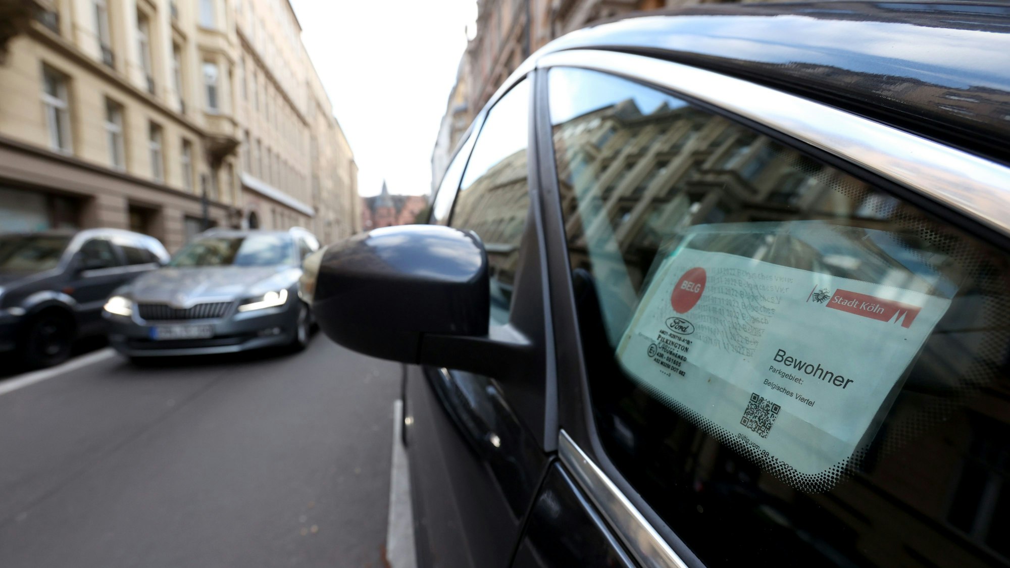 Das Bild zeigt ein Auto mit Anwohnerparkausweis im Belgischen Viertel.