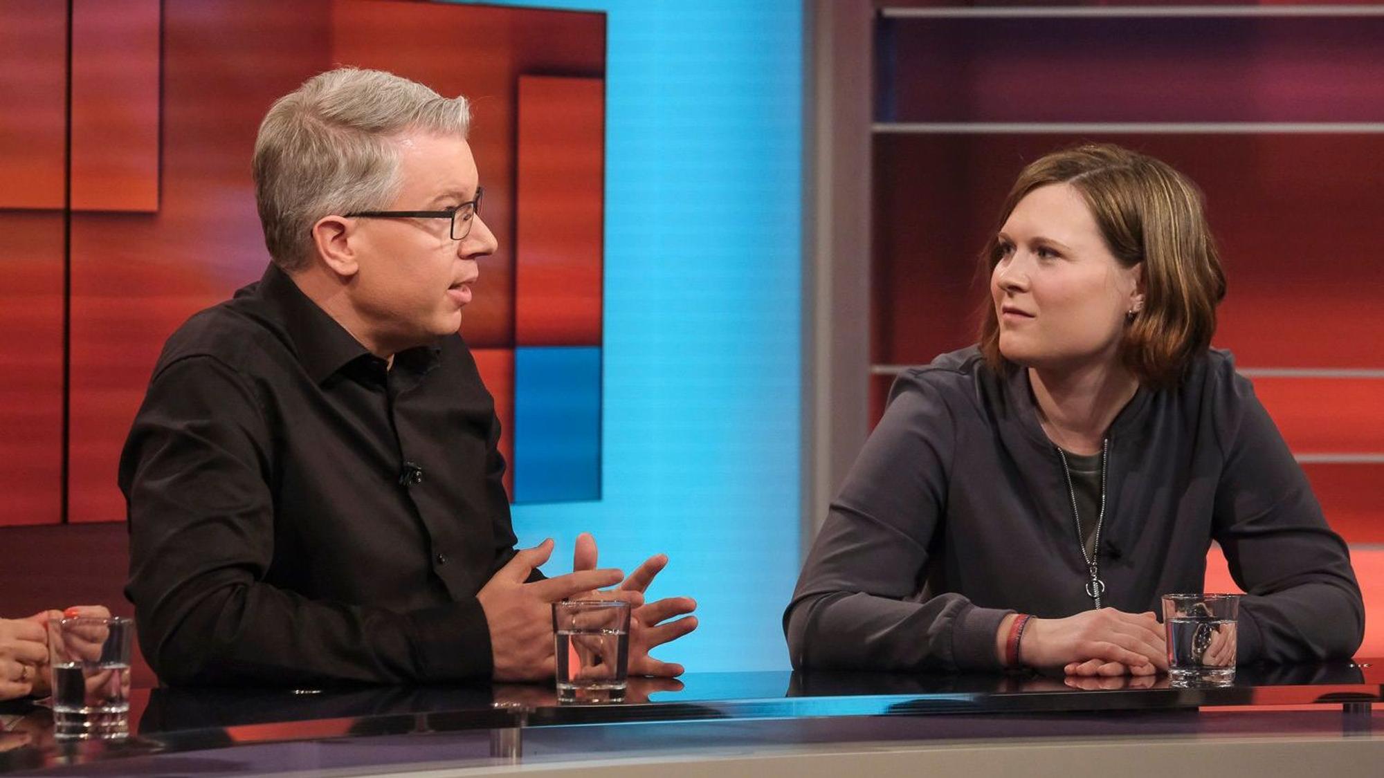 ARD/"hart aber fair" vom 13.03.2023
abgebildete Personen v.l.n.r. Frank Thelen (Unternehmer und Start-Up-Investor), Karen Malsy (Erzieherin aus Offenbach; Mitglied bei Verdi und der Partei „Die Linke“)
