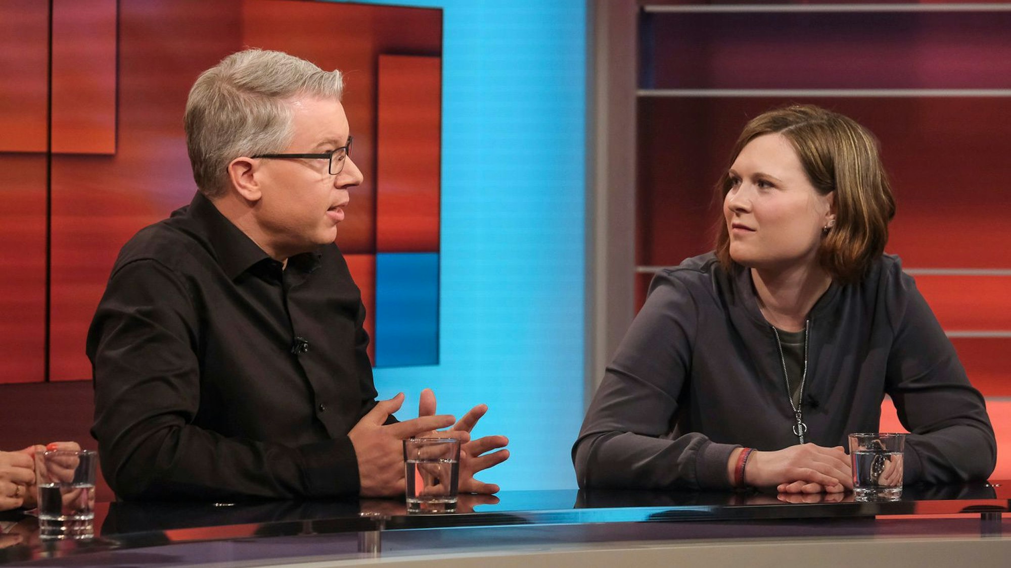 ARD/"hart aber fair" vom 13.03.2023
abgebildete Personen v.l.n.r. Frank Thelen (Unternehmer und Start-Up-Investor), Karen Malsy (Erzieherin aus Offenbach; Mitglied bei Verdi und der Partei „Die Linke“)