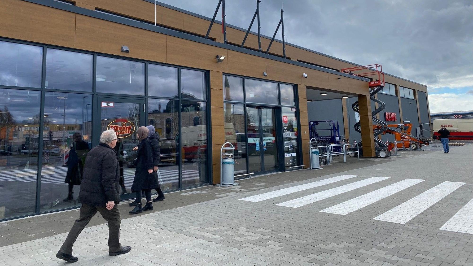 Das Foto zeigt eine Außenansicht des neuen Rewe-Marktes in Brühl-Ost. Er wird am Donnerstag, dem 16. März, eröffnet.