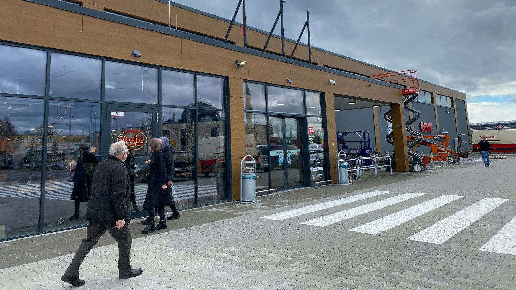 Das Foto zeigt eine Außenansicht des neuen Rewe-Marktes in Brühl-Ost. Er wird am Donnerstag, dem 16. März, eröffnet.