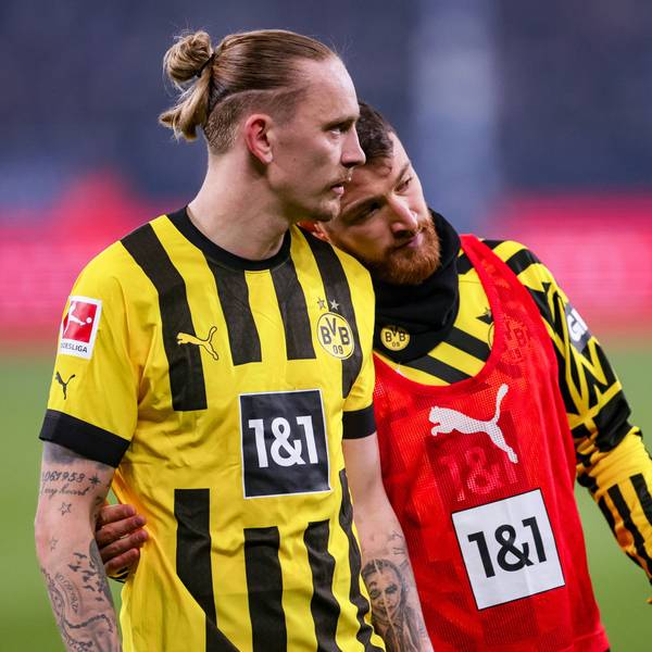 Marius Wolf und Salih Özcan nach dem Spiel auf Schalke.