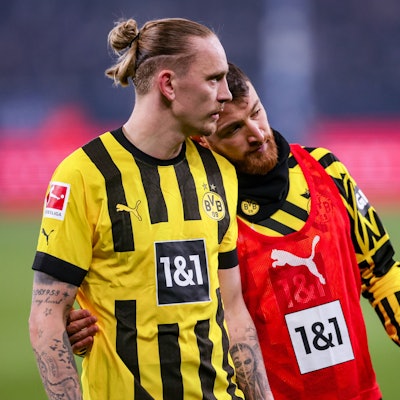 Marius Wolf und Salih Özcan nach dem Spiel auf Schalke.