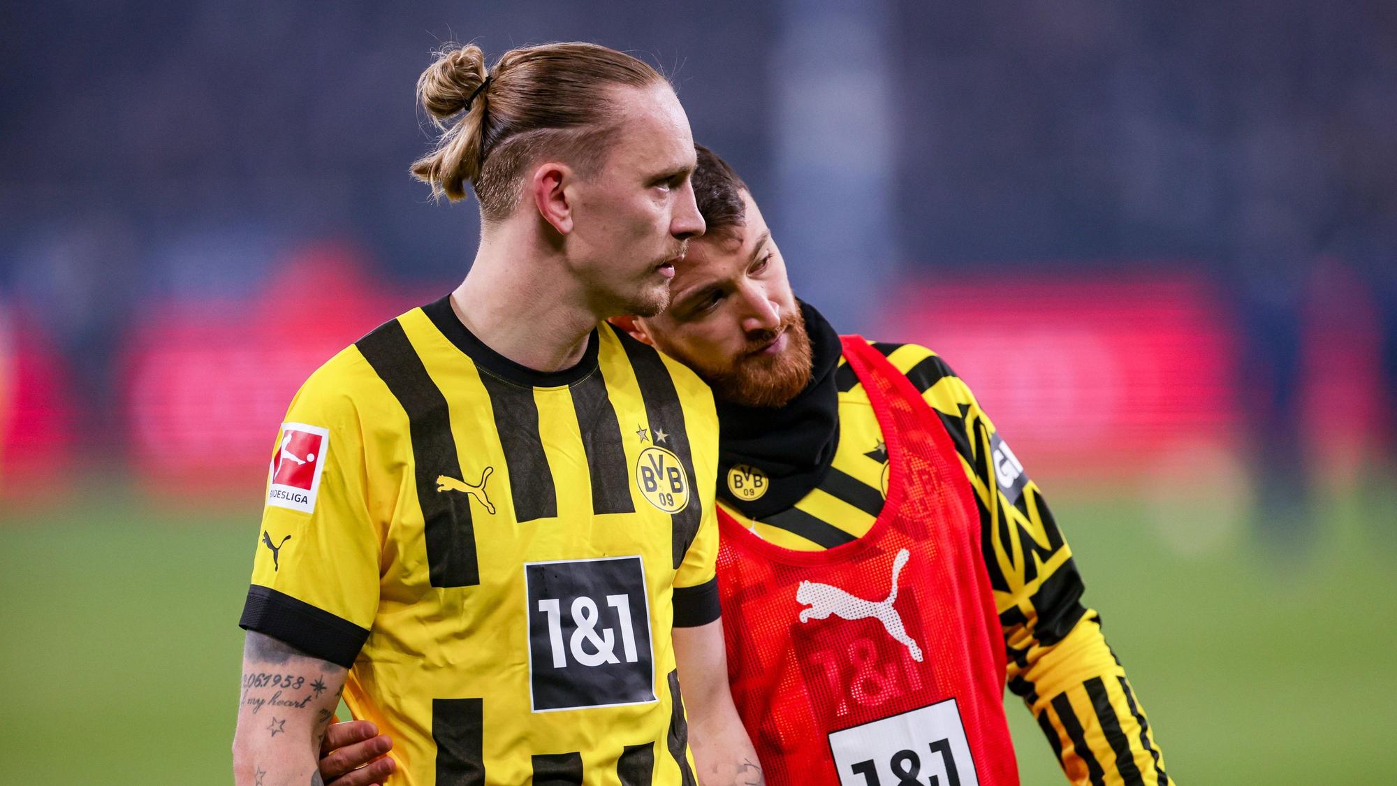 Marius Wolf und Salih Özcan nach dem Spiel auf Schalke.