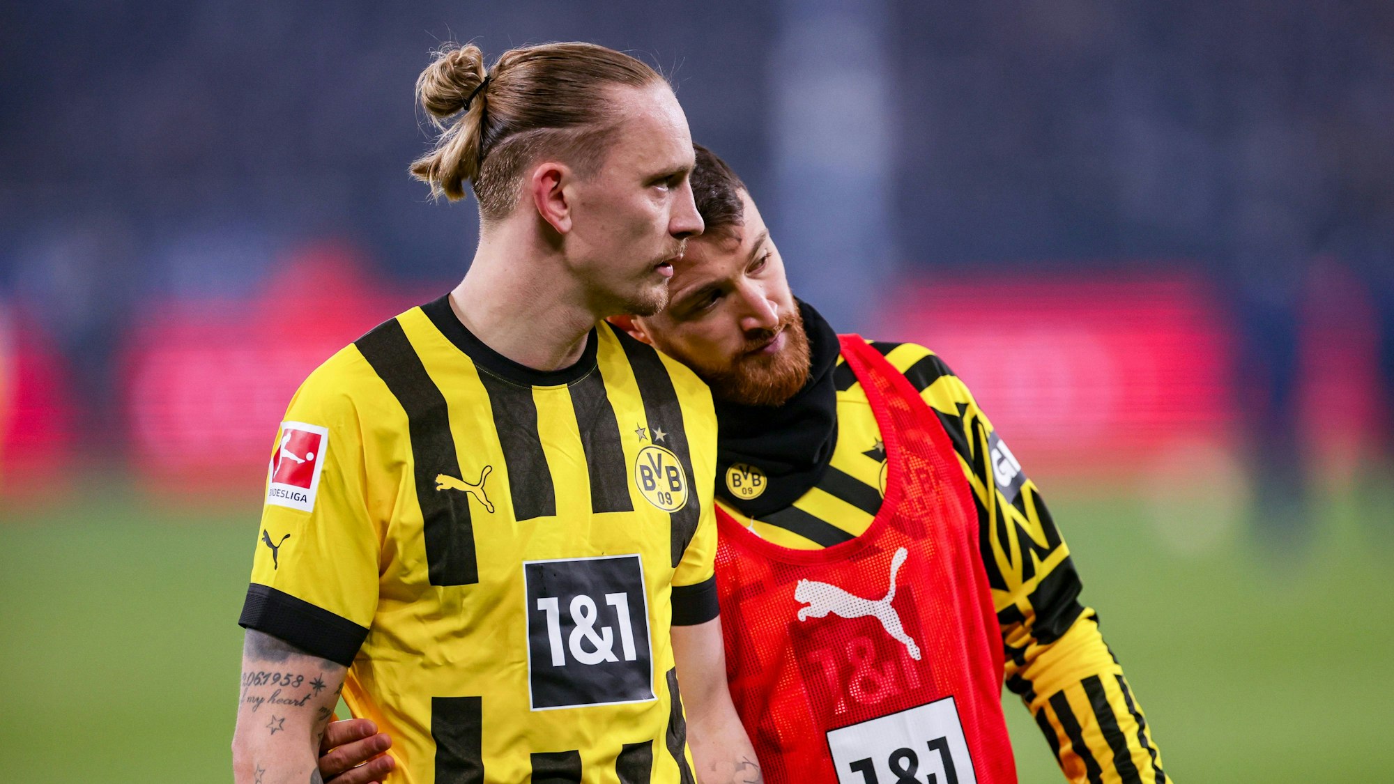 Marius Wolf und Salih Özcan nach dem Spiel auf Schalke.