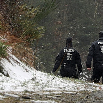 Freudenberg: Zwei Polizisten stehen in der Nähe des Fundorts einer Leiche.