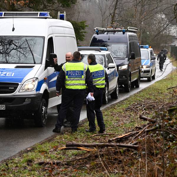 Freudenberg: Polizisten suchen am Fundort des getöteten Mädchens Luise nach weiteren Hinweisen. Bei der Obduktion der Leiche sind zahlreiche Messerstiche festgestellt worden.