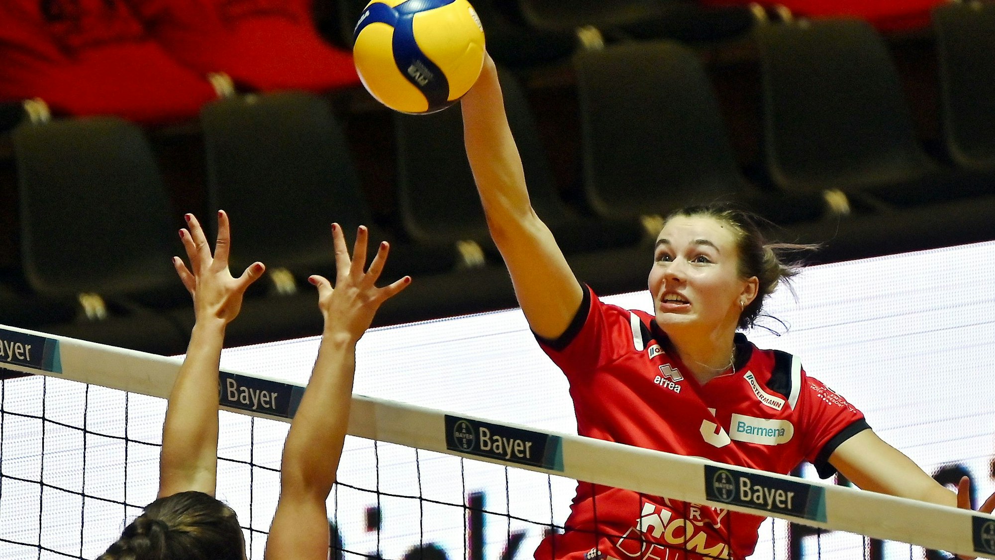 Volleyball
Bayer Volleys - Stralsund
rechts: Clara Wübbeke (Bayer)
Foto: Uli Herhaus