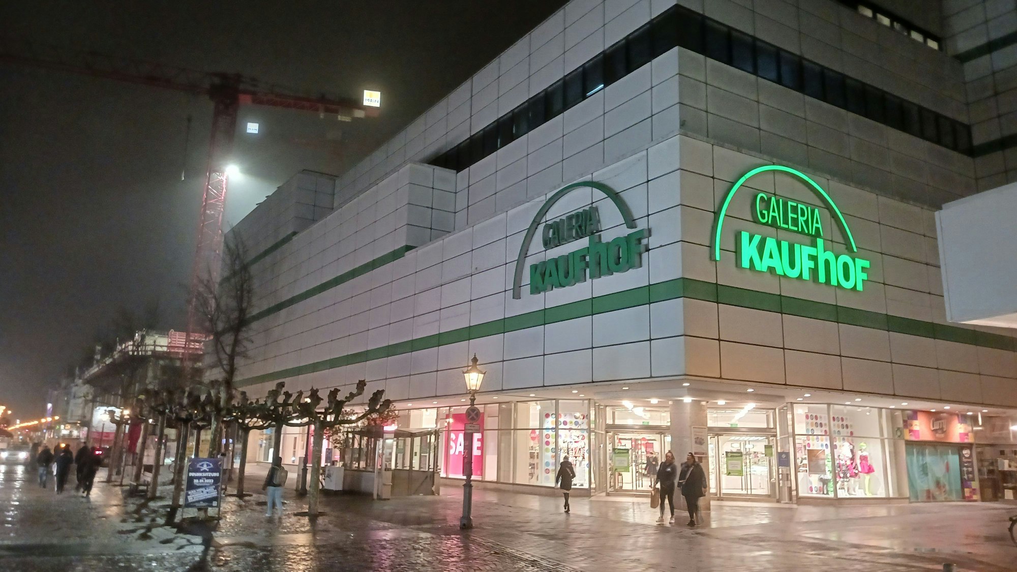 Die Siegburger Galeria Kaufhof-Filiale im Dunkeln..