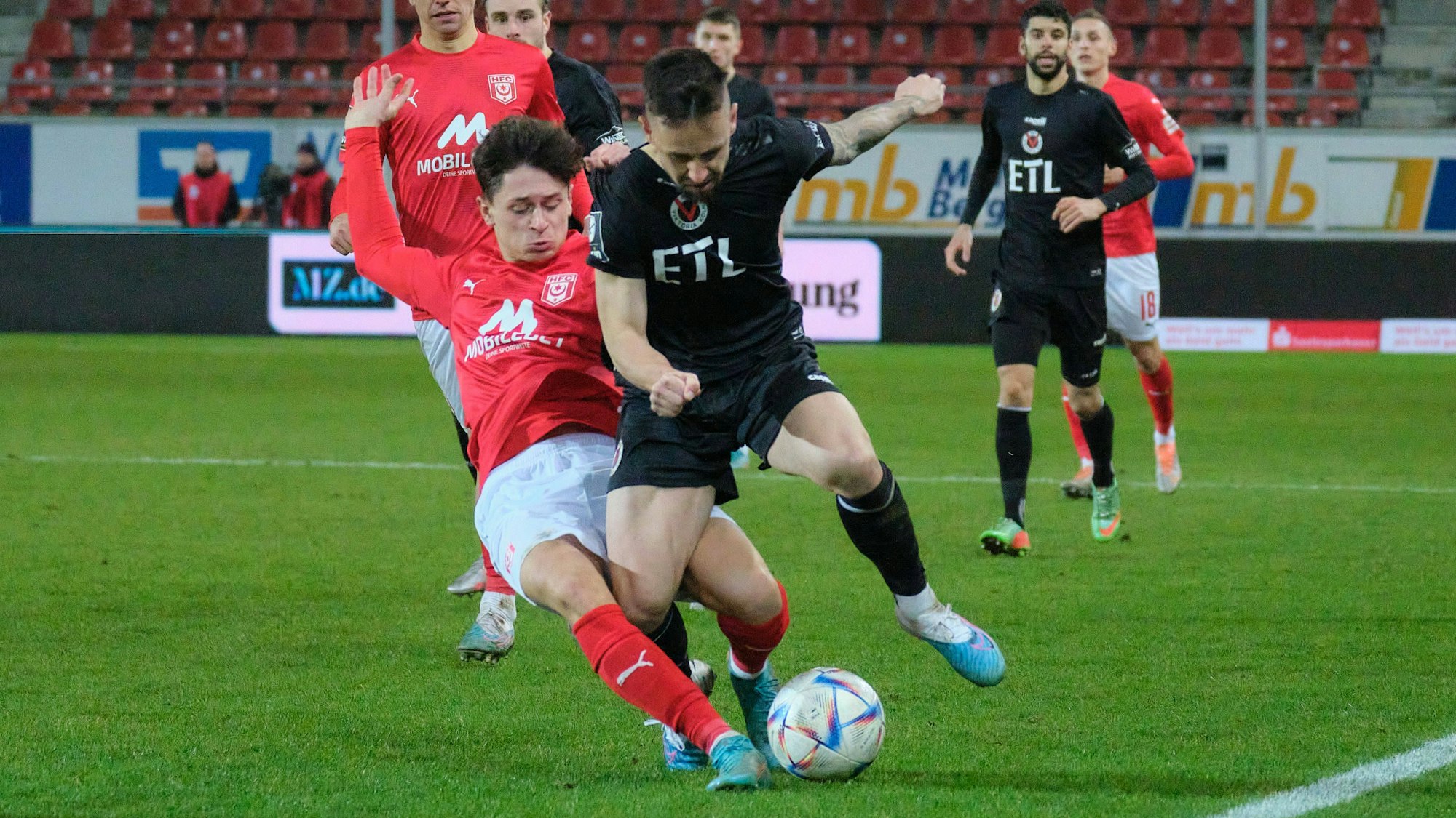 Lucas Halangk vom Halleschen FC im Zweikampf gegen Kölner Simon Handle.
