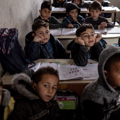 Syrien, Mashhad Ruhin: Syrische Kinder, meist Waisen, besuchen den Unterricht in der Schule des Lagers Mashhad Ruhin.