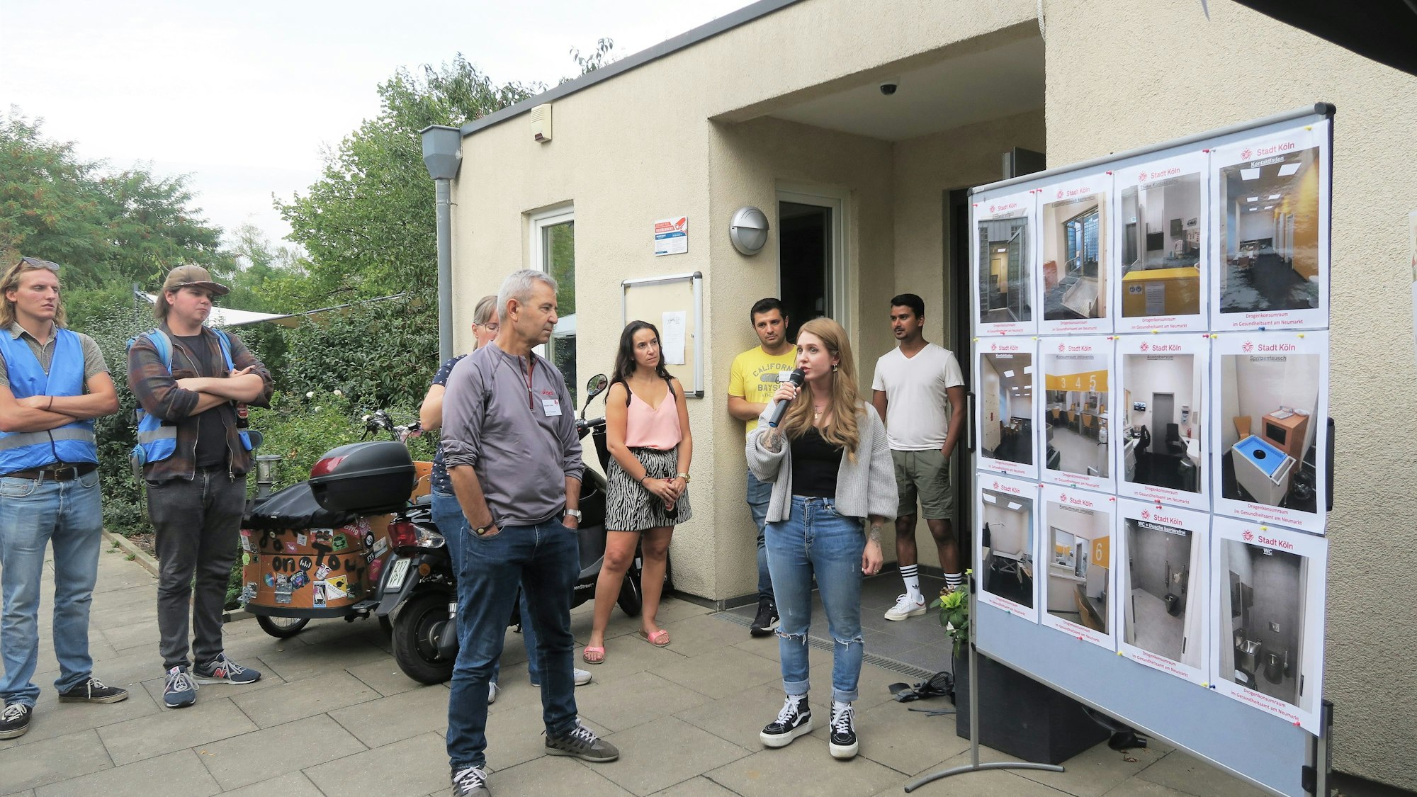 Eine Frau spricht in ein Mikrofon.