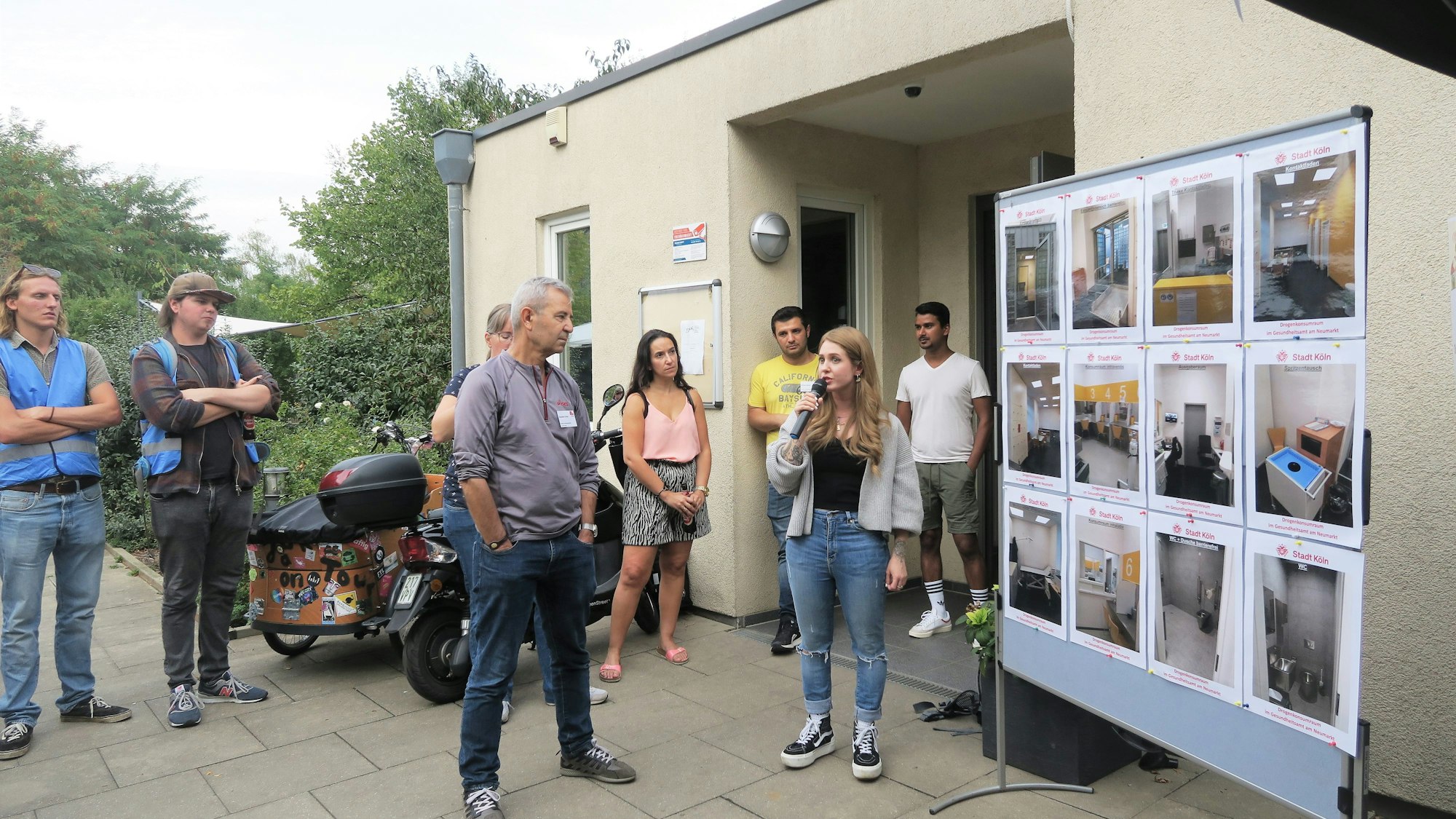 Eine Frau spricht in ein Mikrofon.