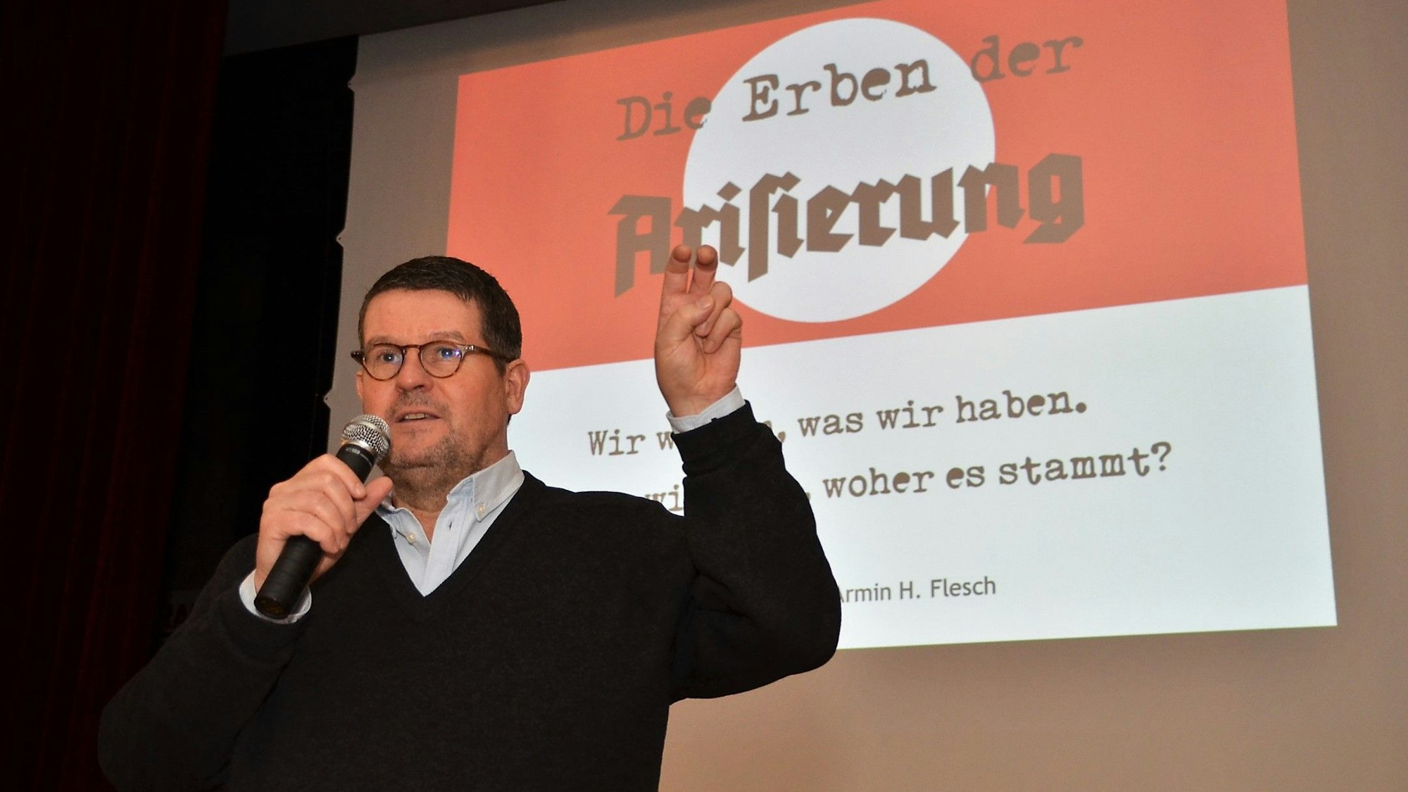 In seinem Vortrag schildert der Journalist Armin H. Flesch fragwürdige Besitzerwechsel zuvor jüdischer Unternehmen.