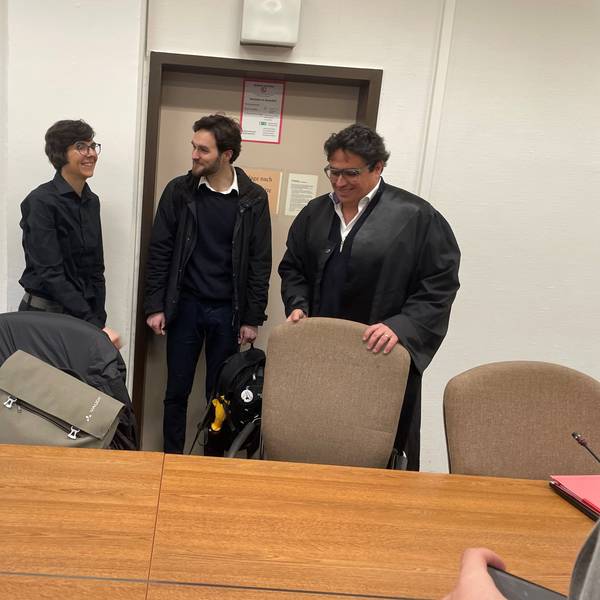 Die Angeklagten mit Verteidiger Frank Hatlé (r.) beim Prozessauftakt im Kölner Amtsgericht.