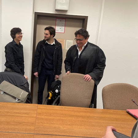 Die Angeklagten mit Verteidiger Frank Hatlé (r.) beim Prozessauftakt im Kölner Amtsgericht.