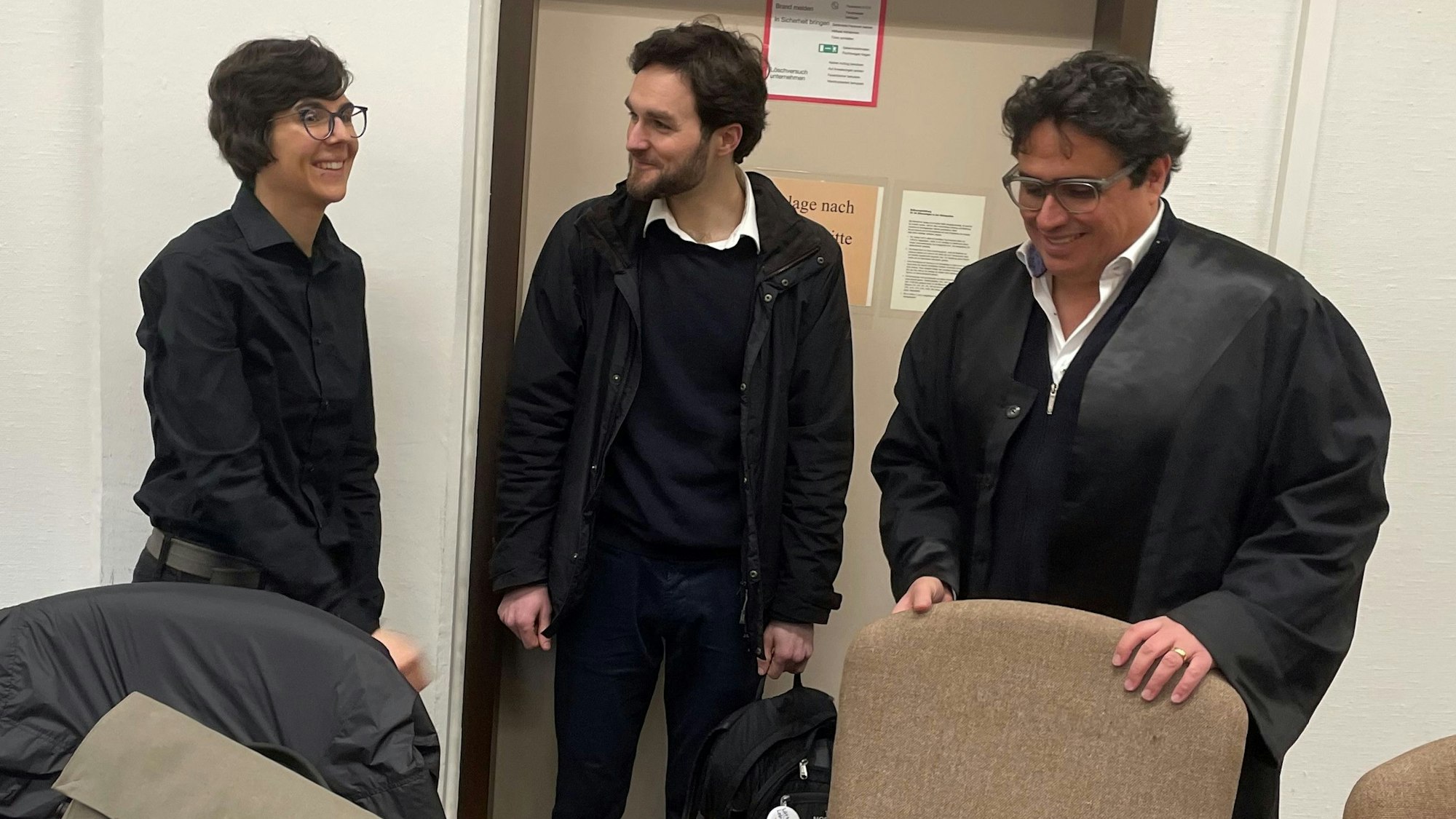 Die Angeklagten mit Verteidiger Frank Hatlé (r.) beim Prozessauftakt im Kölner Amtsgericht.