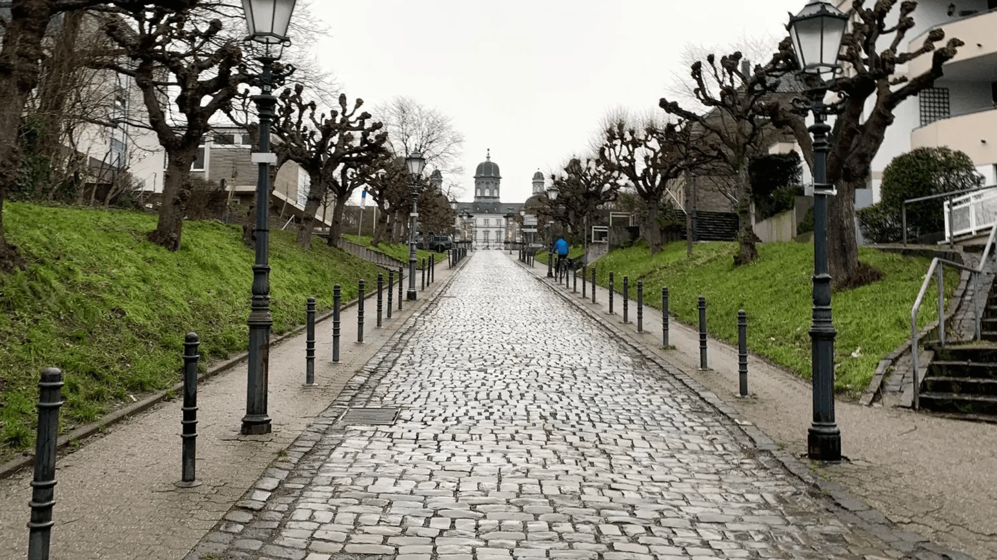 Kopfsteinpflaster hinauf zum Schloss Bensberg.