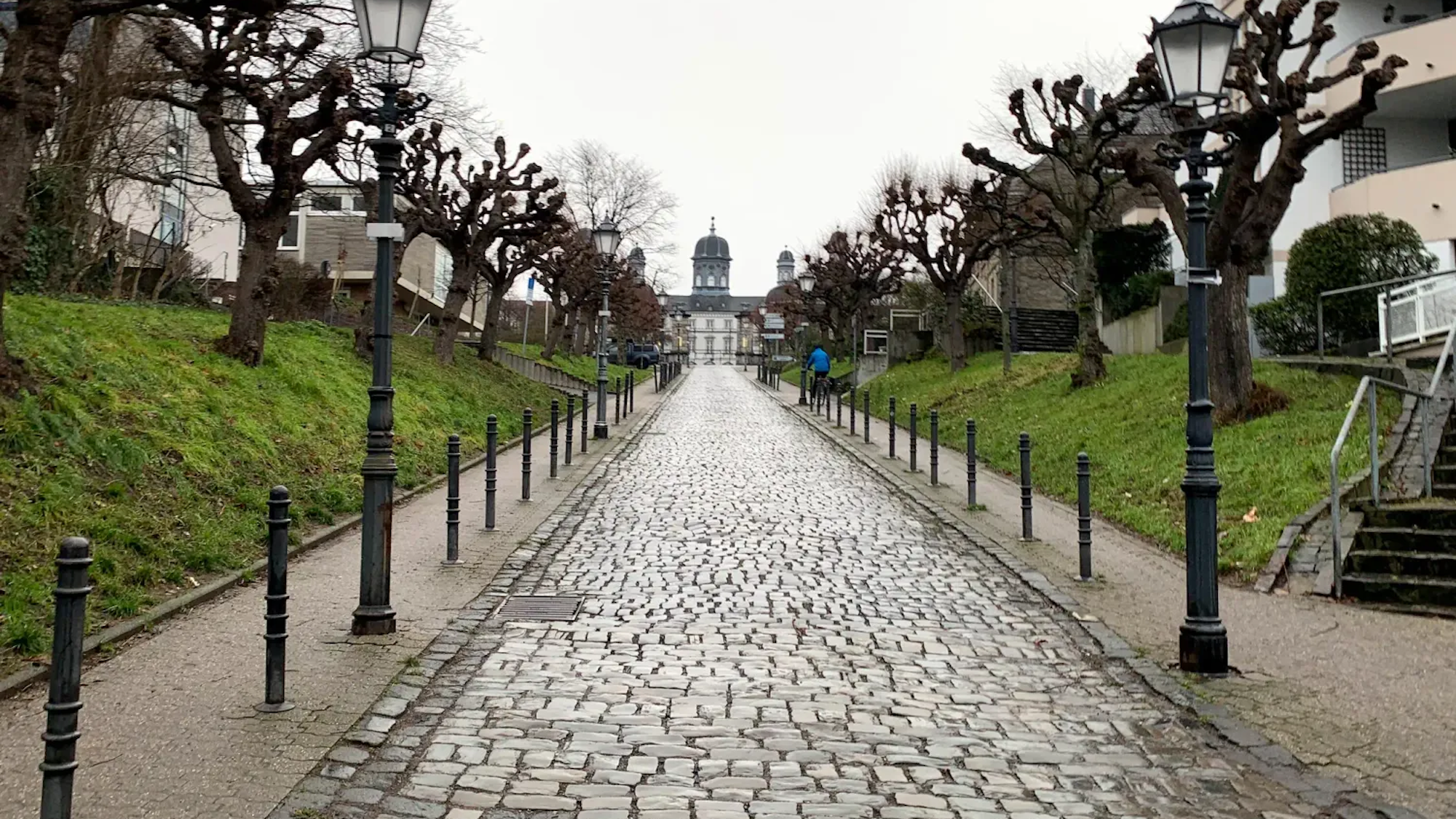 Kopfsteinpflaster hinauf zum Schloss Bensberg.