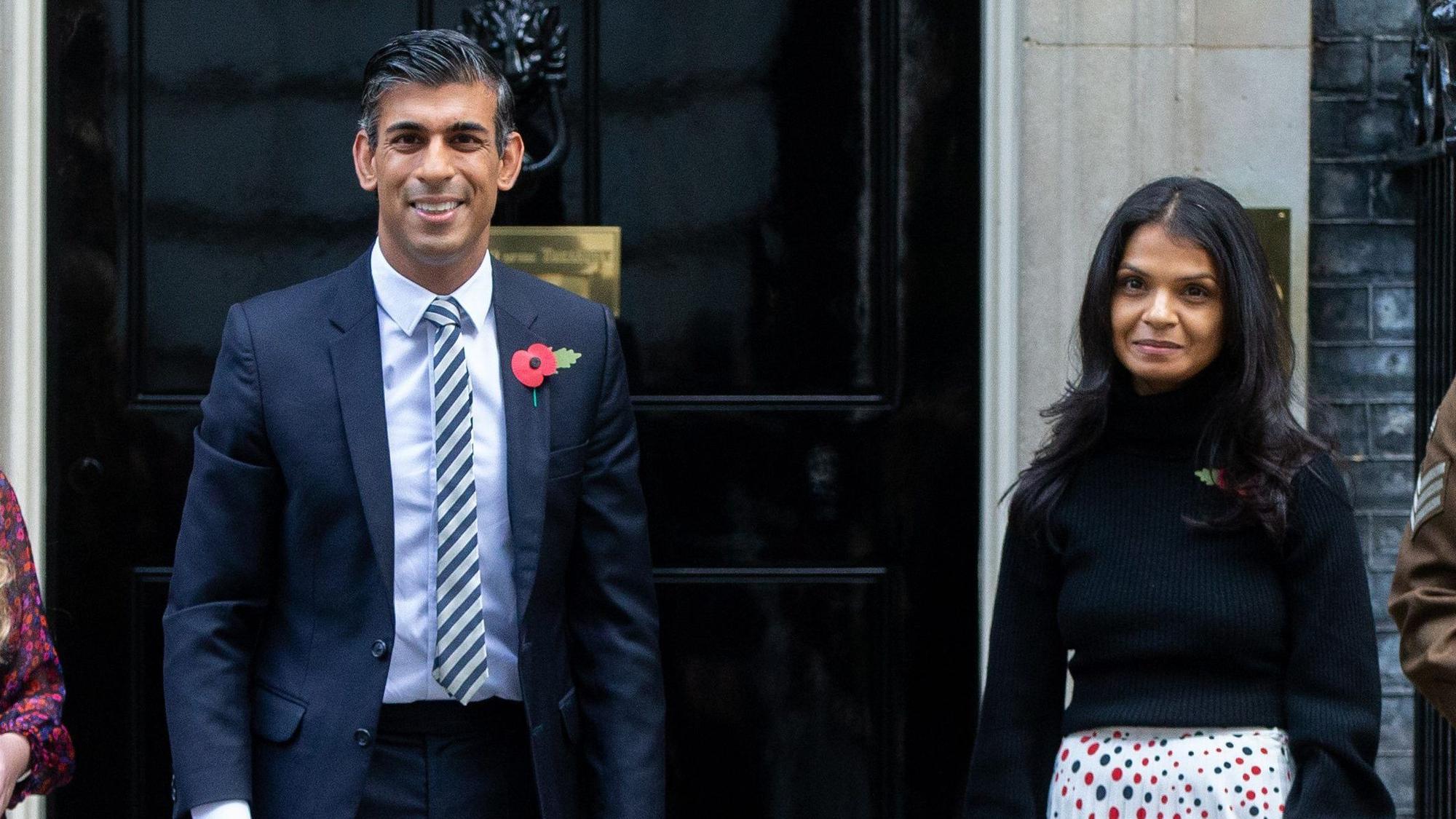 Der britische Premierminister Rishi Sunak und seine Frau Akshata Murty stehen vor der 10 Downing Street.