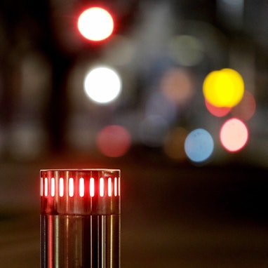 Ein ausfahrbarer Poller blockiert eine Einfahrt zu einer Fußgängerzone. (Symbolbild)