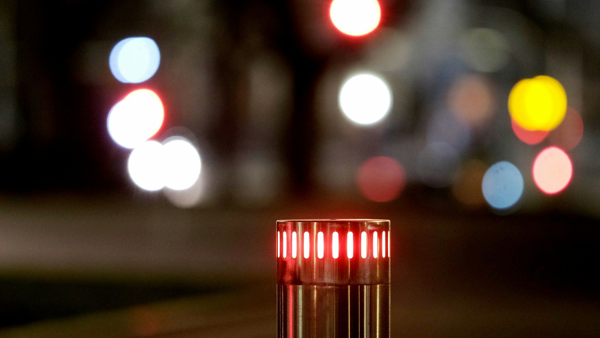 Ein ausfahrbarer Poller blockiert eine Einfahrt zu einer Fußgängerzone. (Symbolbild)