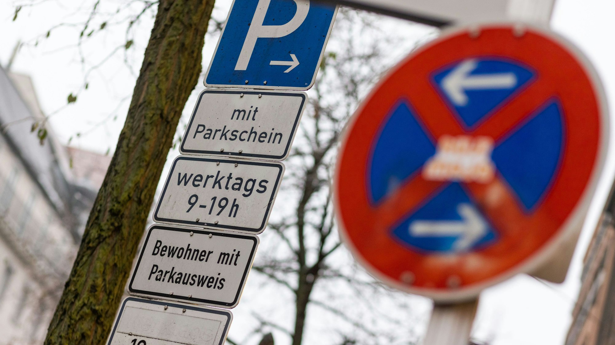 Schild mit der Aufschrift Parken.