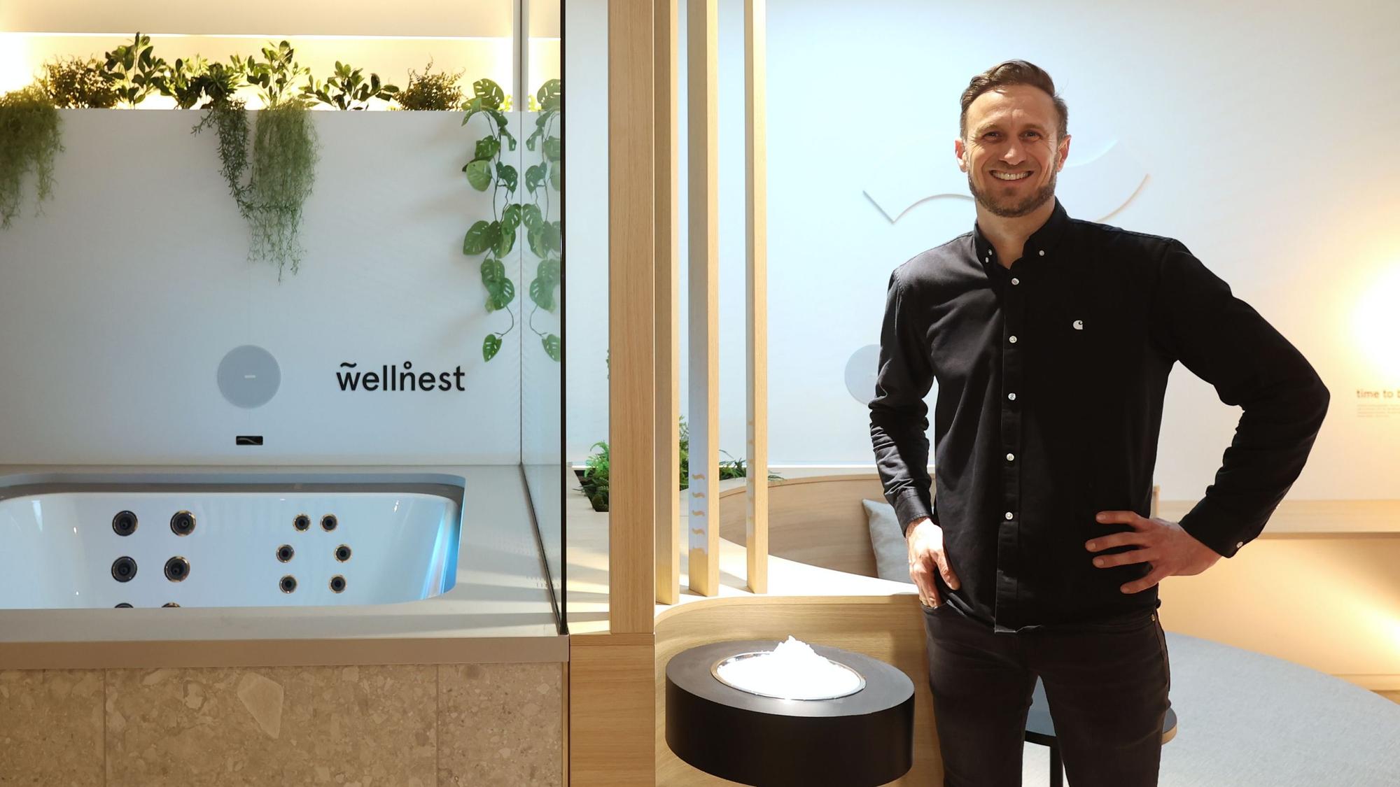 Marc André Pfeiffer steht in einem der Spa-Zimmer. Neben ihm ist ein Whirlpool zu sehen.