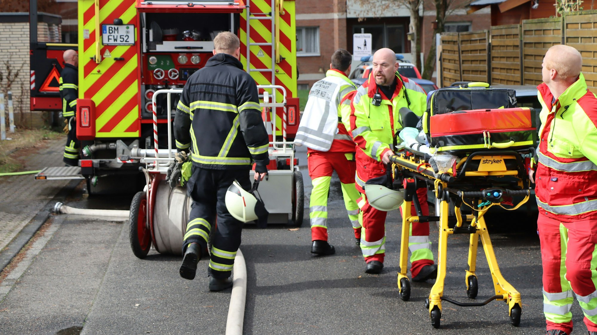 Das Foto zeigt Rettungskräfte aus Brühl und Erftstadt am Einsatzort.