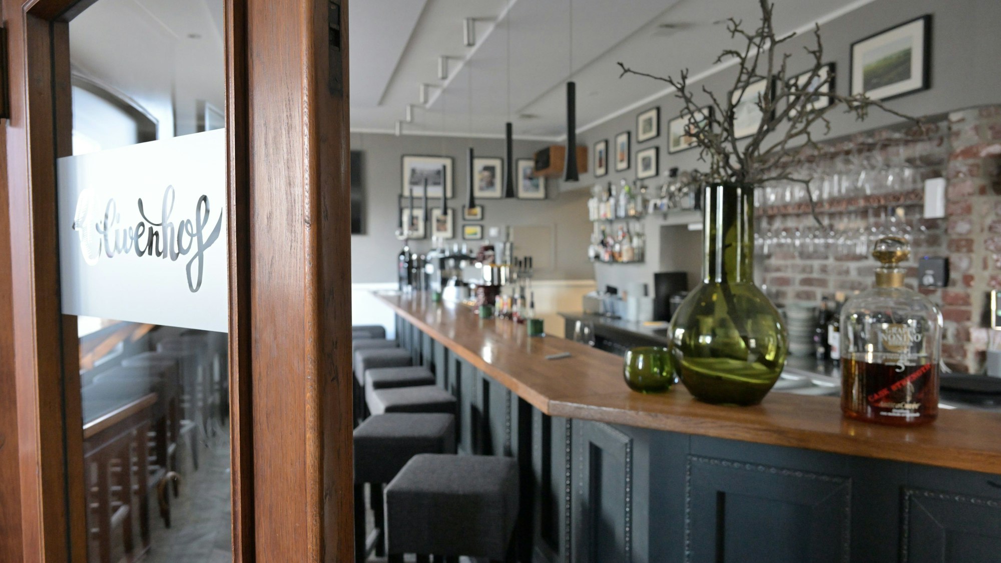 Die leere Theke des Olivenhofs.