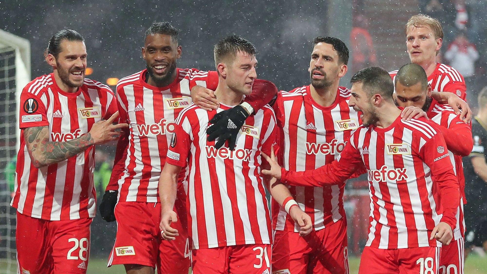 Robin Knoche von Union Berlin jubelt mit seinen Teamkameraden. Rechts neben ihm Rani Khedira.