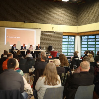 Die Leiterin des Amtes für Wohnungswesen, Heike Kerscher, sowie weitere Vertreter der Verwaltung informierten bei der Veranstaltung in der Glashütte.